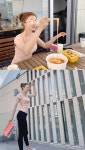 윤세아, 군침 도는 떡볶이 먹방에도 몸매는 완벽 [★해시태그]