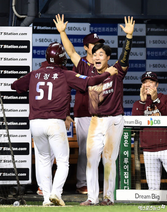 이정후를 격하게 반기는 김하성[포토]