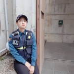 소유, 경찰복 입고 입 삐죽...드라마 촬영 중 근황 공개 [★해시태그]