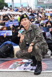 기다려준 팬들, 감사해…정용화, 1천명 팬 축하 속 702특공연대 전역 [종합]