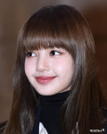 블랙핑크 리사 예쁜 얼굴은 더 크게~[엑s HD포토]