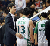 윤호영 격려하는 김주성 코치[포토]