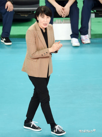 이도희 감독 '선수들을 박수로 격려'[포토]