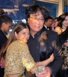 봉준호 끌어 안은 