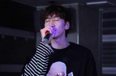 유재석, 노래방에서 흥 폭발하고 지쳐 쓰러져 [in스타]