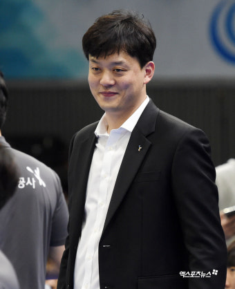 이영택 감독대행 '승리까지 남은 건 1세트'[포토]