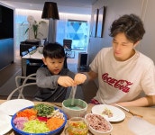 손준호♥ 김소현, 주안이의 월남쌈 먹방…어머니 감사해요 [★해시태그]