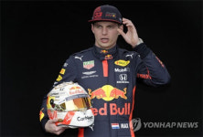 현역 F1 레이서, e스포츠 선수에 패배…11위 그친 베르스타펜