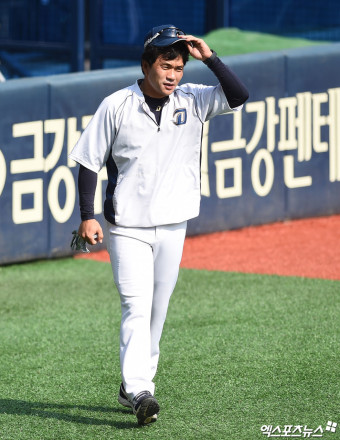 이종욱 코치 '친정팀 만나 반가운 인사'[포토]