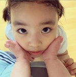 이윤지 딸 라니, 동생 발로 꽃받침…러블리 자매 [★해시태그]