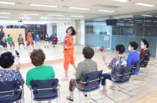 유튜버 덕자, 분당노인종합복지관에 생필품 전달 및 재능기부 진행