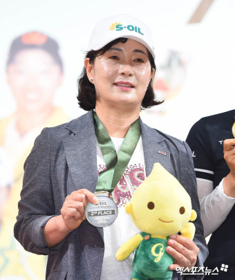 1라운드 2위 전우리 대리수상한 KLPGA 김순희 전무[포토]