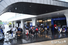 경기 재개 기다리는 선수들과 캐디들[포토]