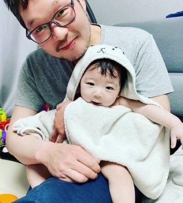 유재명, '늦깎이 아빠'의 육아 일상…