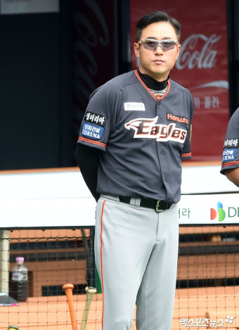 국민의례 준비하는 한화 최원호 감독대행[포토]