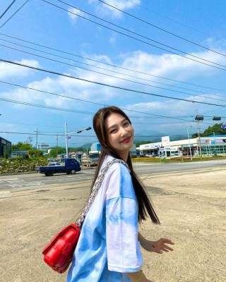 레드벨벳 조이, 하늘이랑 옷이랑 맞춤... 청량美 물씬 [해시태그] | 포토뉴스