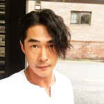 배정남, 반쪽 파마머리도 힙하게 소화…카리스마 눈빛은 덤 [★해시태그]