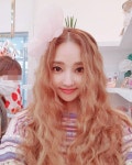 한채영, 뽀글머리도 완벽 소화…헤어의 완성은 얼굴 [★해시태그]