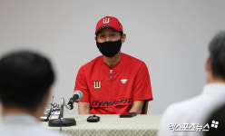 복귀 염경엽 감독 '취재진과 인터뷰'[포토]