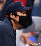 허문회 감독 생각에 잠겨[포토]