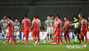 축구대표팀-올림픽대표팀 '2차전에서 결판내자'[포토]