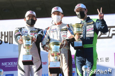 (넥센스피드레이싱)윤호식-유재광-김도훈 트로피 보실래요?[포토]