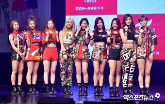 [N년 전 오늘의 XP] 'JYP 최정예 걸그룹' 트와이스, 모두의 주목 받던 데뷔