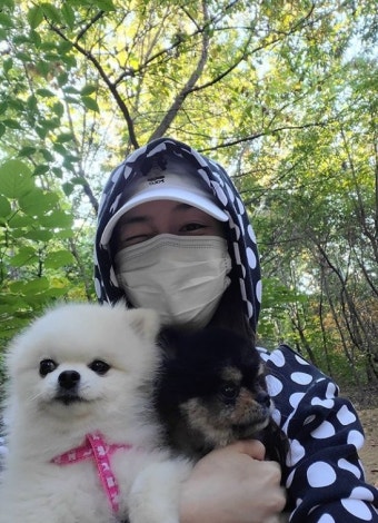 '민낯 여신' 성유리, 아침부터 반려견들 산책…안성현은 어디에? [해시태그]