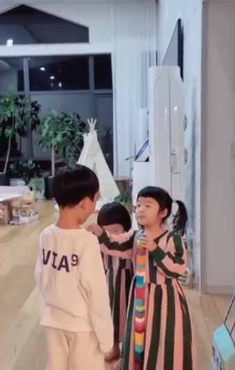 소유진백종원, 훌쩍 큰 3남매 근황…으리으리한 집+거실 '눈길'[해시태그]