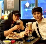정해인, 7세 어린 붕어빵 동생과 치맥…우월 유전자 