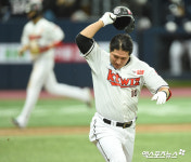 두산 용병술 족족 성공…황재균 헬멧 패대기 [PO2:포인트]