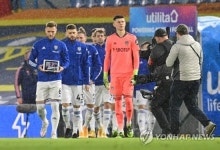 태블릿 PC 들고 선수 입장…코로나19가 만든 이색 풍경