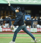한국시리즈 6차전 시구하는 인천광역시의료원 감염내과 김진용 과장[포토]
