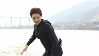 김성령, 맨몸 '웨이크 서핑' 도전…탄탄한 건강미 '눈길' (전참시)