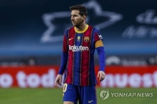 ‘뒤통수 가격’ 메시, 바르사 첫 퇴장… “가장 큰 오점”