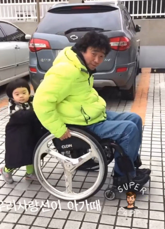 김송, 강원래 휠체어 밀어주는 子에 감동…붕어빵 가족