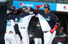 '한동희 만루 홈런+스트레일리 첫 승' 롯데, 키움에 13-0 승 [사직:스코어]