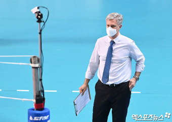 경기 지켜보는 산틸리 감독[포토]