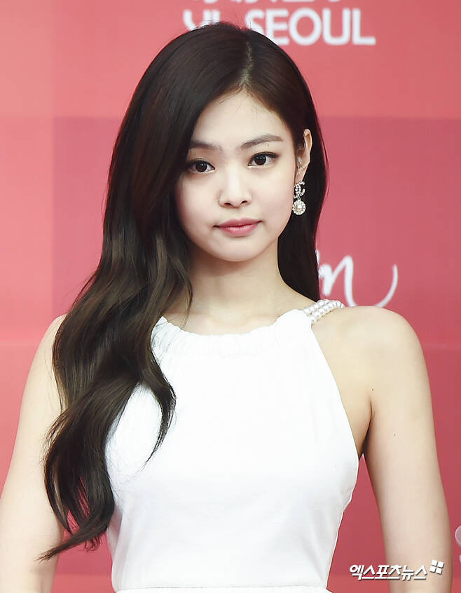 가수 제니, 엘르 8월 스페셜 에디션 커버 장식하며 매혹적 매력 발산