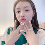 내일 아트를 보여줄 오마이걸 유아의 네일 아트 자랑
