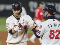 '서튼 감독 첫 승' 롯데, SSG에 5-4 설욕 [사직:스코어]