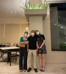 안소희, 아빠 팔짱 끼고 찰칵…눈만 봐도 닮았네