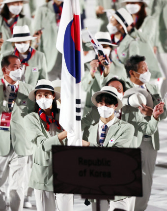 한국, 김연경 황선우 태극기 휘날리며 103번째 입장 [올림픽 개회식]