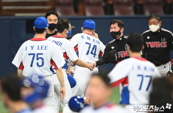류지현 감독 '대표팀 코칭스태프들과 인사 나누며'[포토]