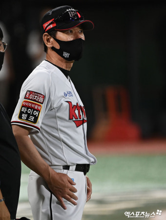 '혼돈의 4회' 강백호 손가락 부상, 이강철 감독은 퇴장