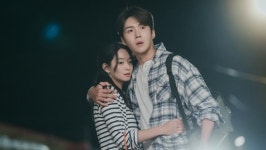 갯마을 차차차 신민아♥김선호, 와락 포옹 투샷…미묘한 분위기
