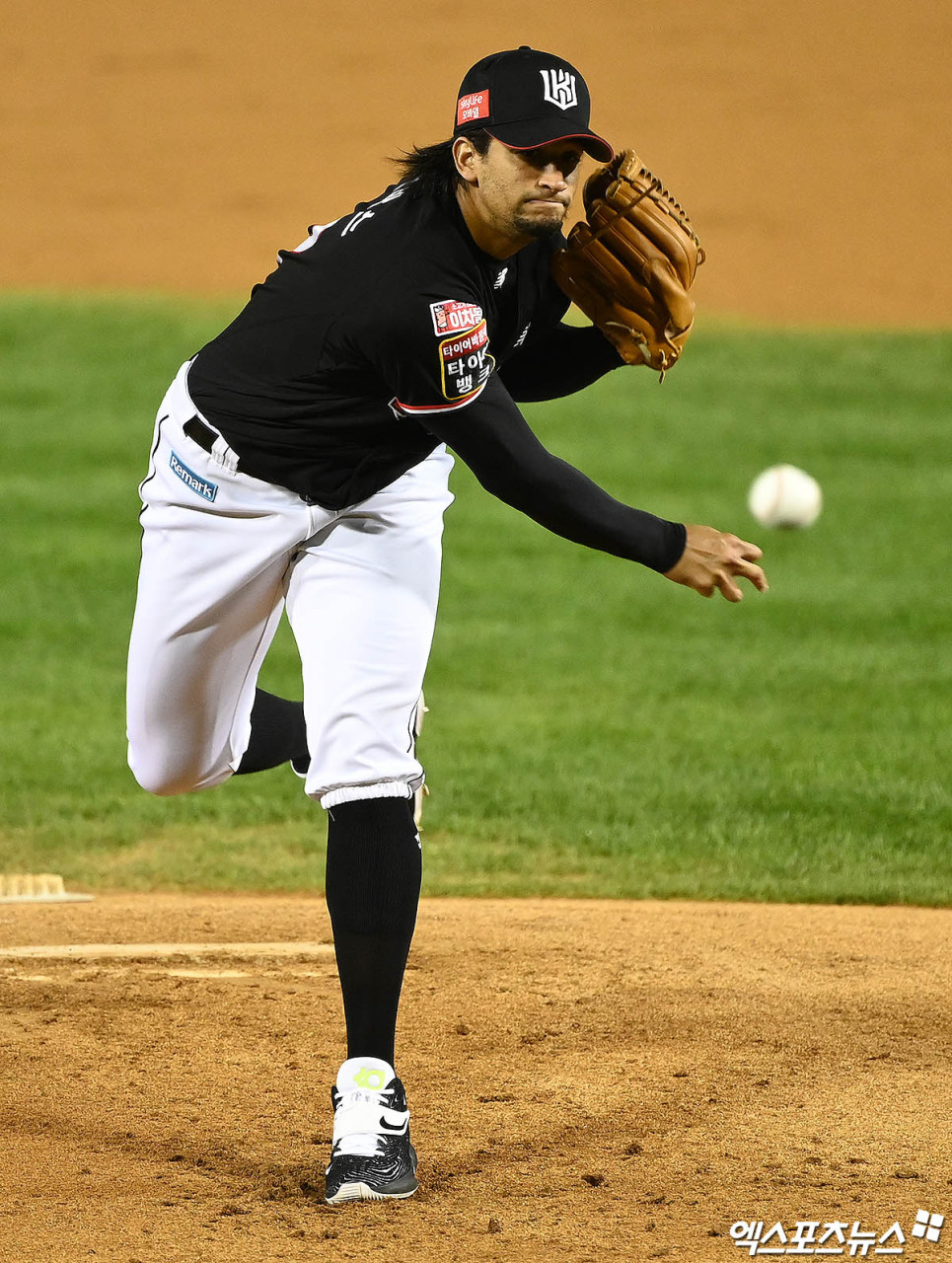 KT 위즈의 쿠에바스, 두산 베어스에 총력 승리! KBO 와일드카드 결정전 열풍