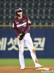 이정후 '안타 치고 도루 하고'[포토]