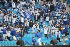 121일 만의 1위, 8천5백 최다관중 앞이라 더 기뻤다