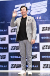 변호사신승환법률사무소 | 신승환 '반가운 인사'[엑's HD포토]